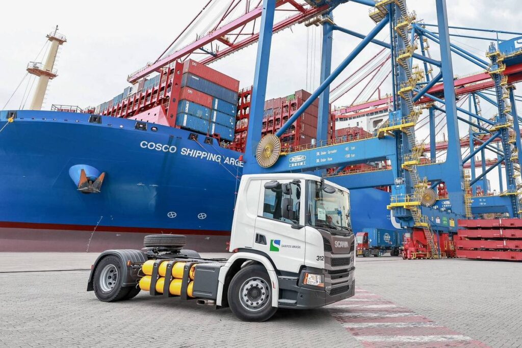Caminhão Scania P 340, movido a gás natural, é usado pela empresa Santos Brasil no porto da Baixada Santista - Fernanda Luz/Divulgação